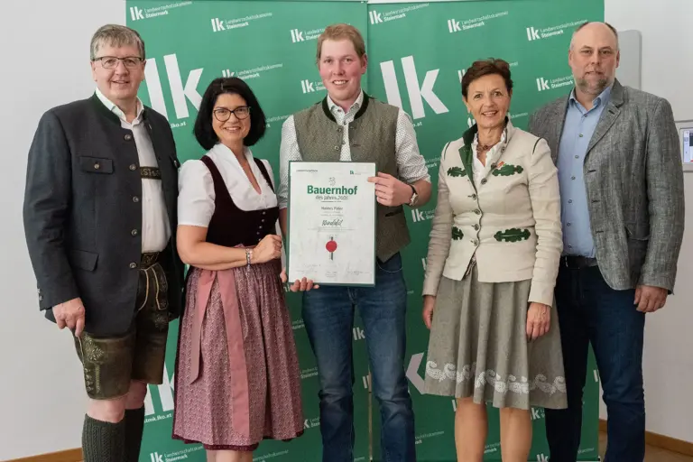 Bauernhöfe aus der Region gewürdigt Drei Männer und zwei Frauen zeigen eine Urkunde