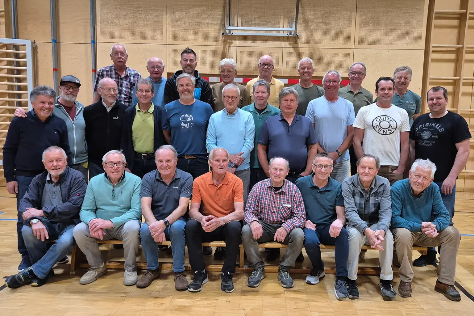 Proleber Turner feierten runden Geburtstag Eine Gruppe von älteren Männer posiert in einer Sporthalle