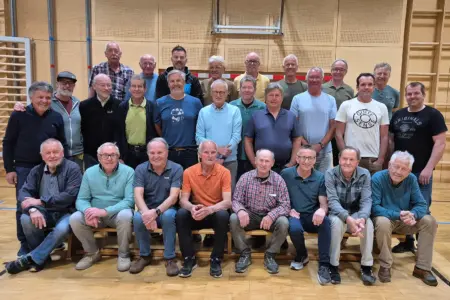 Proleber Turner feierten runden Geburtstag Eine Gruppe von älteren Männer posiert in einer Sporthalle