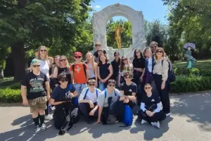 Projektwoche mit Musik und Tanz in St. Barbara Eine Gruppe von Jugendlichen posiert in einem Park vor einem Denkmal