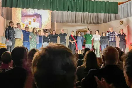 Chaos auf der Theaterbühne in St. Kathrein am Hauenstein Einige Schauspieler auf einer Theaterbühne.