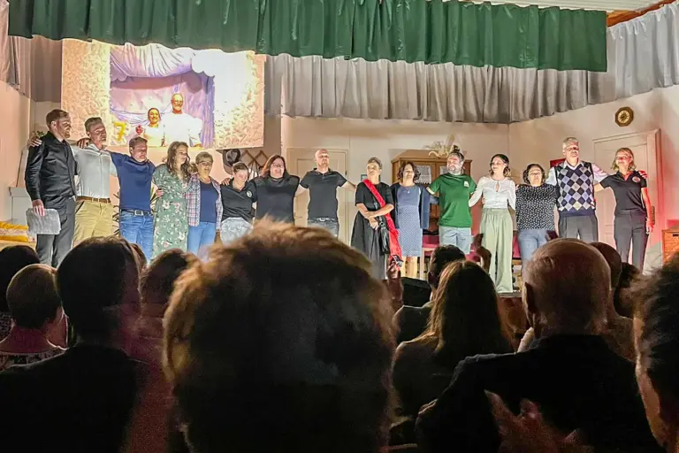 Einige Schauspieler auf einer Theaterbühne.
