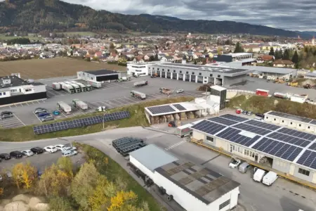 Ein großes Firmengelände mit vielen Photovoltaik-Modulen auf den Dächern