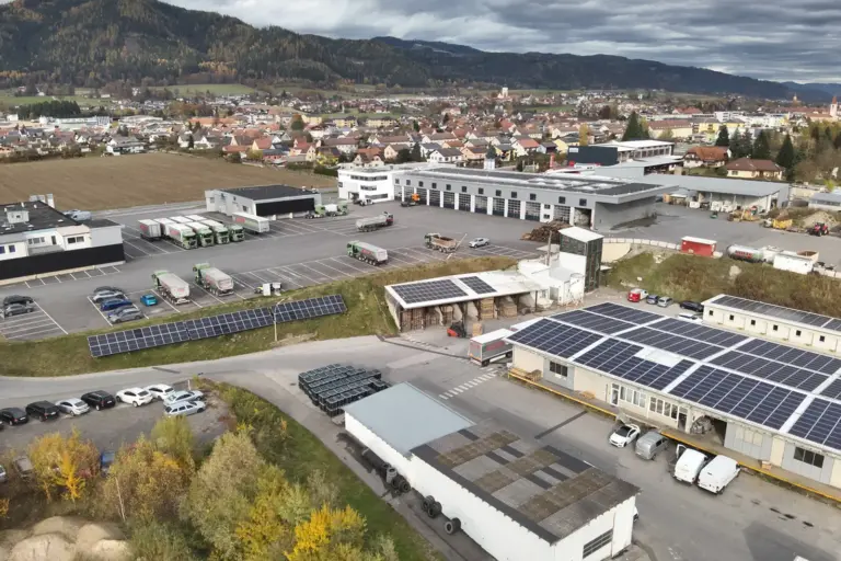 Ein großes Firmengelände mit vielen Photovoltaik-Modulen auf den Dächern