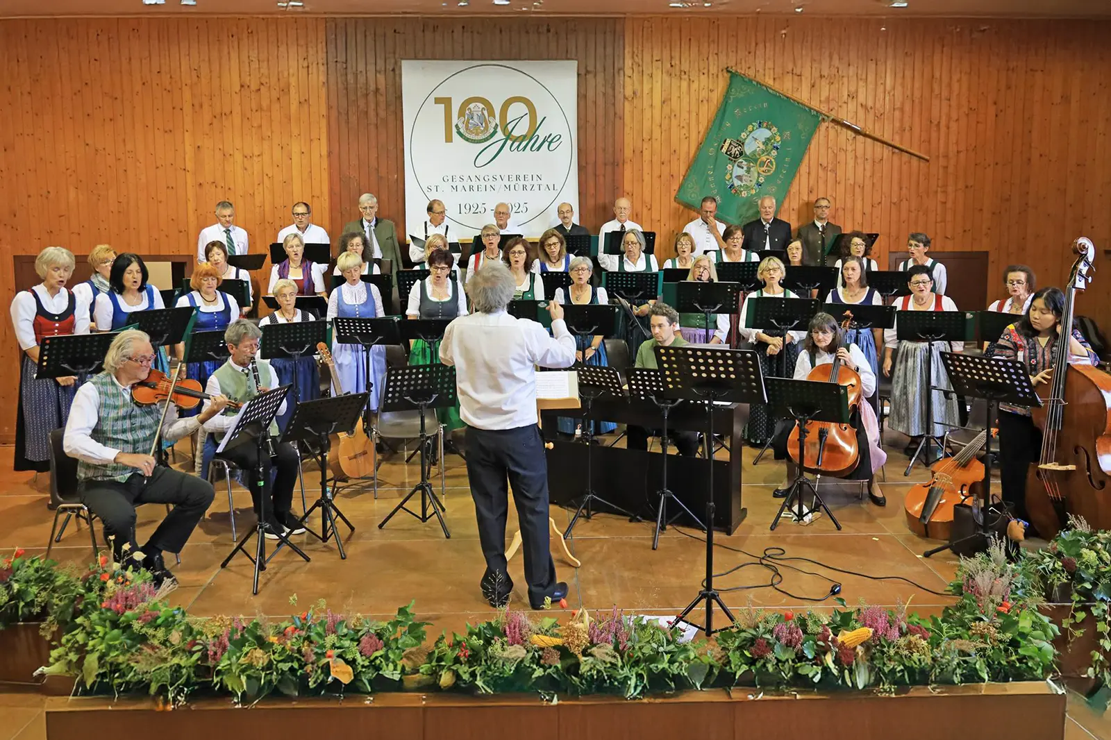 Ein Chor mit Musikern auf einer Bühne