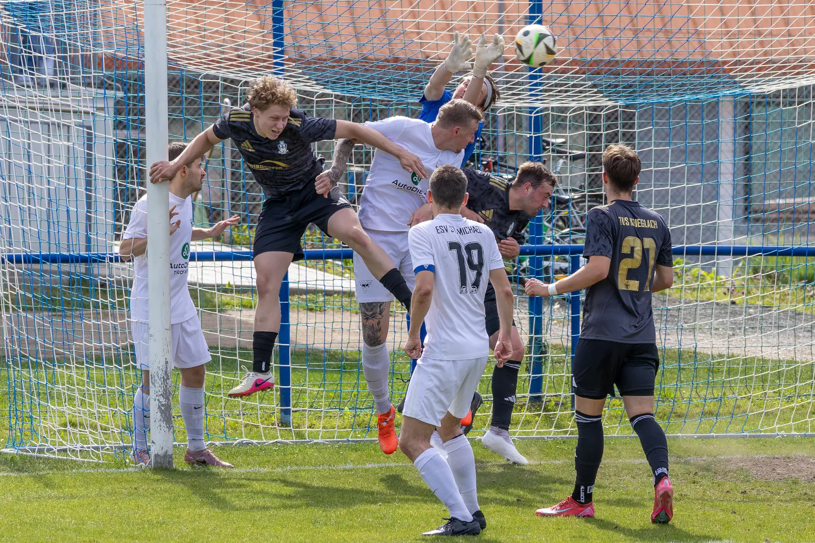 Fußballer kämpfen um einen Ball.