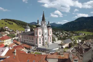 Eine große Kirche inmitten einer Stadt