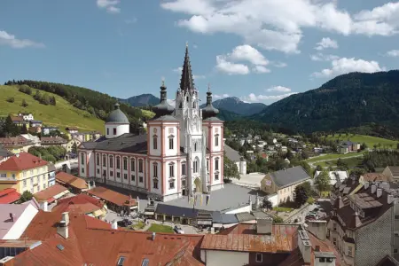 Die Hitliste der steirischen Ausflugsziele Eine große Kirche inmitten einer Stadt