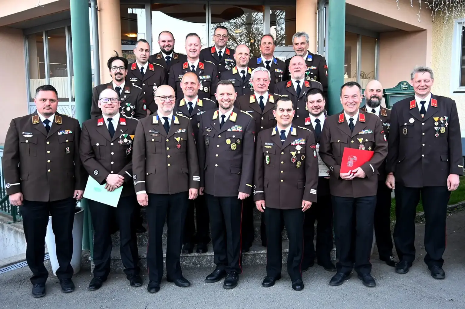Eine Gruppe von Personen in Uniform steht auf einer Treppe