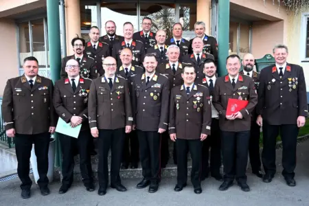 Eine Gruppe von Personen in Uniform steht auf einer Treppe