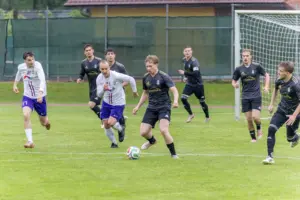 Acht Fußballer und ein Ball.