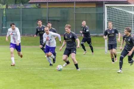 Acht Fußballer und ein Ball.