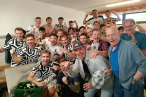 Fußballer jubeln in der Kabine.
