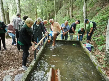 Ankneippen in Vordernberg Eine Frau hält ihre Hände in ein Wasserbecken