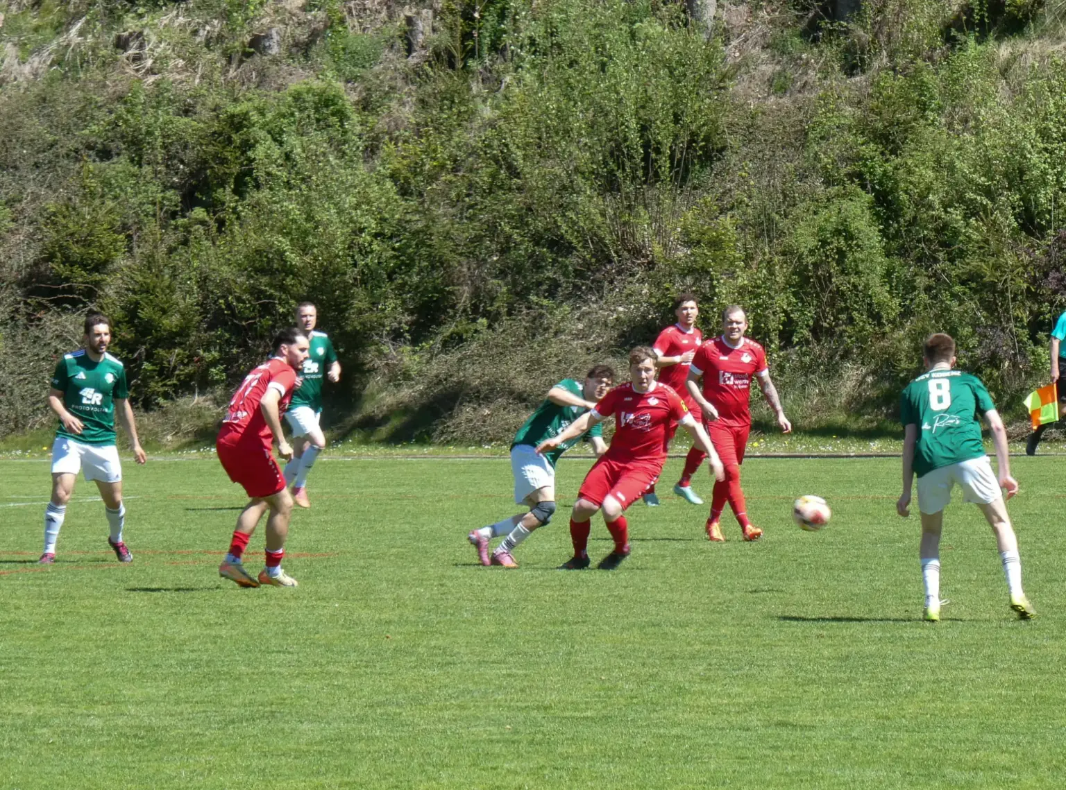 Proleber verschenkten sicheren Sieg Viele Spieler kämpfen um den Ball.