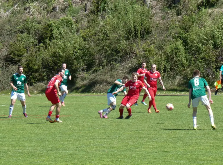 Viele Spieler kämpfen um den Ball.