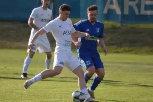 Zwei Spieler kämpfen um den Ball.