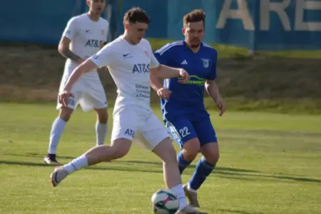 Unterliga Nord B: Titelkampf ist entschieden Zwei Spieler kämpfen um den Ball.