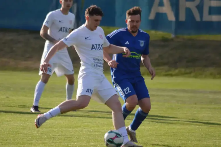 Unterliga Nord B: Titelkampf ist entschieden Zwei Spieler kämpfen um den Ball.