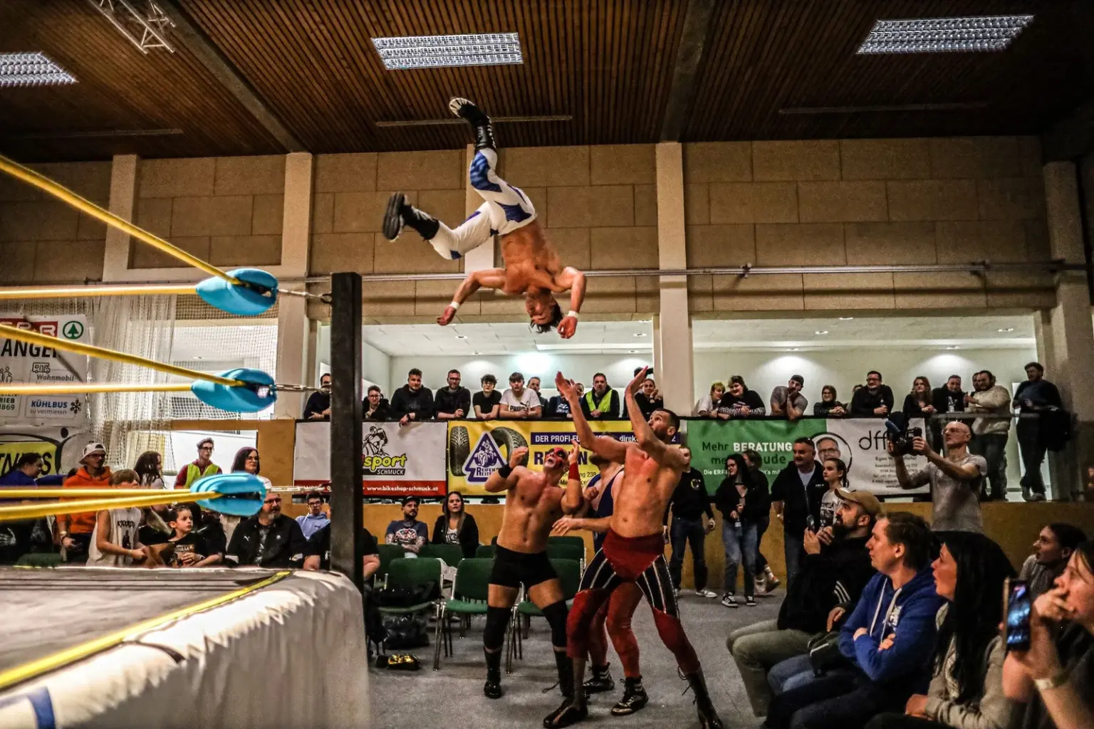 Wartberger Volkshaus wird zur Wrestling-Arena Ein Wrestler fliegt durch die Luft