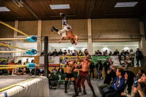 Ein Wrestler fliegt durch die Luft
