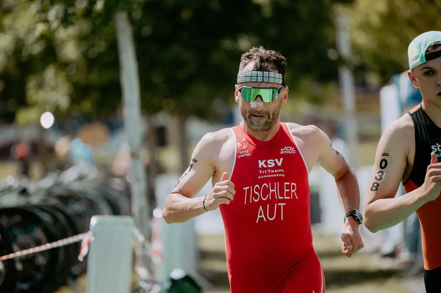 Gold und Silber für KSV-Triathleten Triathlet des KSV Tri Teams Kapfenberg läuft konzentriert in der Schlussphase eines Wettkampfs und verfolgt seinen Vordermann.