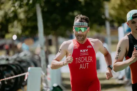 Gold und Silber für KSV-Triathleten Triathlet des KSV Tri Teams Kapfenberg läuft konzentriert in der Schlussphase eines Wettkampfs und verfolgt seinen Vordermann.
