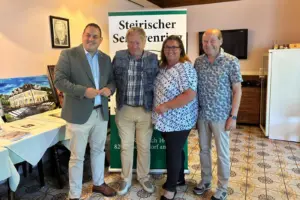 Neuwahlen beim Seniorenring Drei Männer und eine Frau stehen in einem Raum
