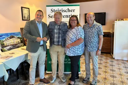 Neuwahlen beim Seniorenring Drei Männer und eine Frau stehen in einem Raum