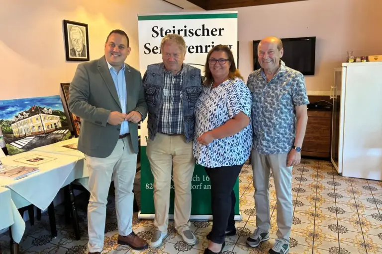 Neuwahlen beim Seniorenring Drei Männer und eine Frau stehen in einem Raum