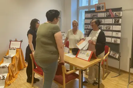 Preis für die Bibliothek Birkfeld Vier Frauen stehen an einem Präsentationsstand