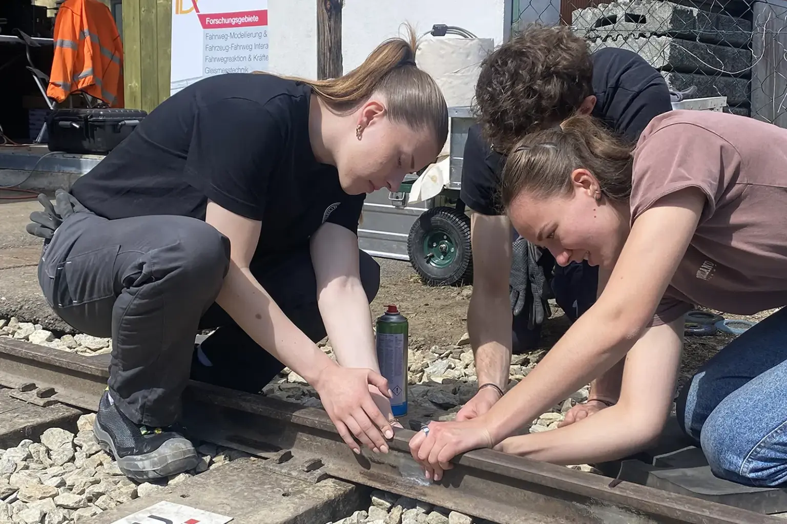 Bahnforschung in Birkfeld Drei junge Personen befassen sich intensiv mit einer Eisenbahnschiene