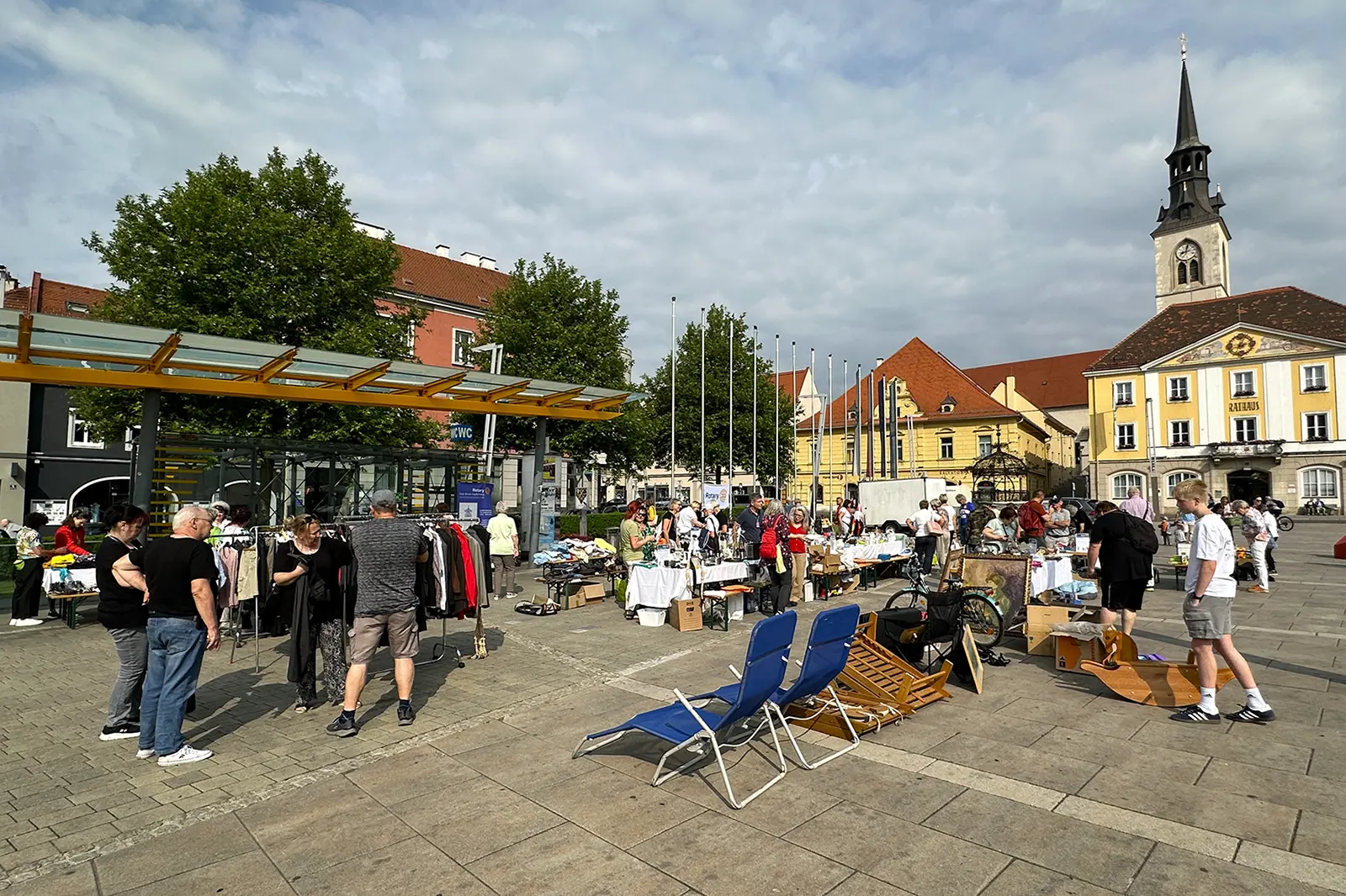 Ein Flohmarkt mit vielen Ständen auf einem großen Platz