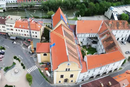 Aktuelles aus dem Brucker Stadtrat Ein halbgedecktes Kirchendach vor einem Uhrturm