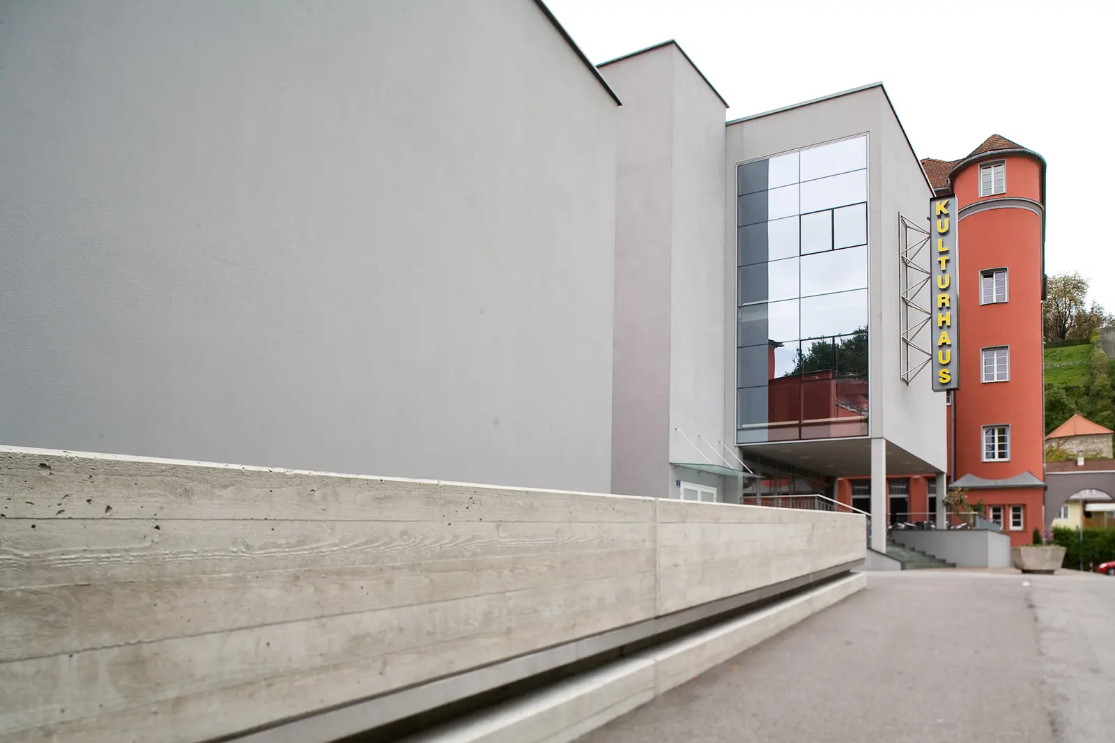 Ein großes Gebäude mit der Aufschrift „Kultuhaus“