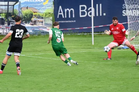 Stanz steigt trotz Heimsieg ab Ein Fußballspieler schießt aufs Tor.