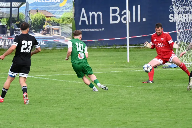 Stanz steigt trotz Heimsieg ab Ein Fußballspieler schießt aufs Tor.