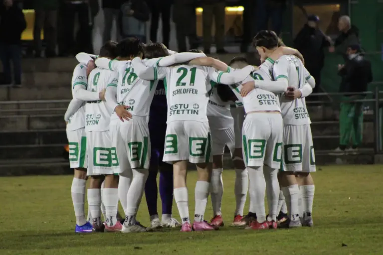 Der DSV Leoben bleibt oben Fußballer die sich umarmen.