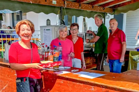 Mürzhofen lädt zum Dorffest Drei Frauen und zwei Männer stehen an einer Ausschank im Freien