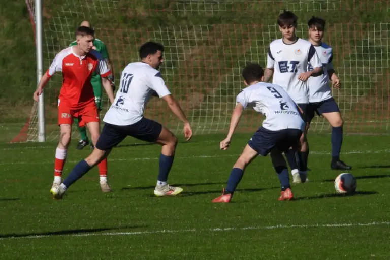 Bruck II hat ein perfektes Frühjahr gespielt Fußballer kämpfen um den Ball.