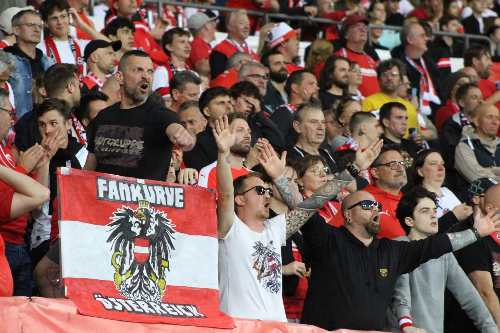Jubelnde Fußballfans im Fansektor.