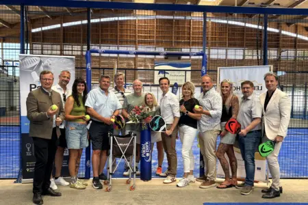 Frohnleiten: Aufschlag in der adaptierten Halle Rund ein Dutzend Menschen mit Schlägern und Bällen in Händen in einer Sporthalle
