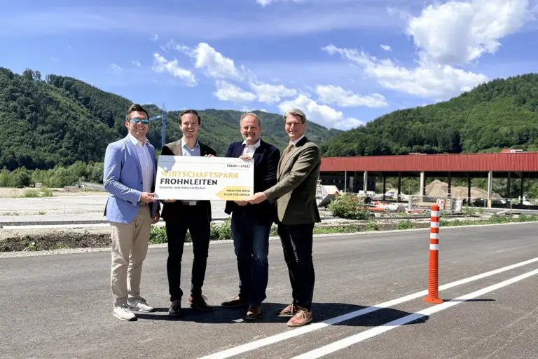 Straße für den Wirtschaftspark Frohnleiten Vier Männer stehen mit einer Tafel auf einer Straße