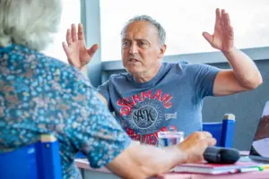 Zwei Männer sitzen einander im Gespräch gegenüber