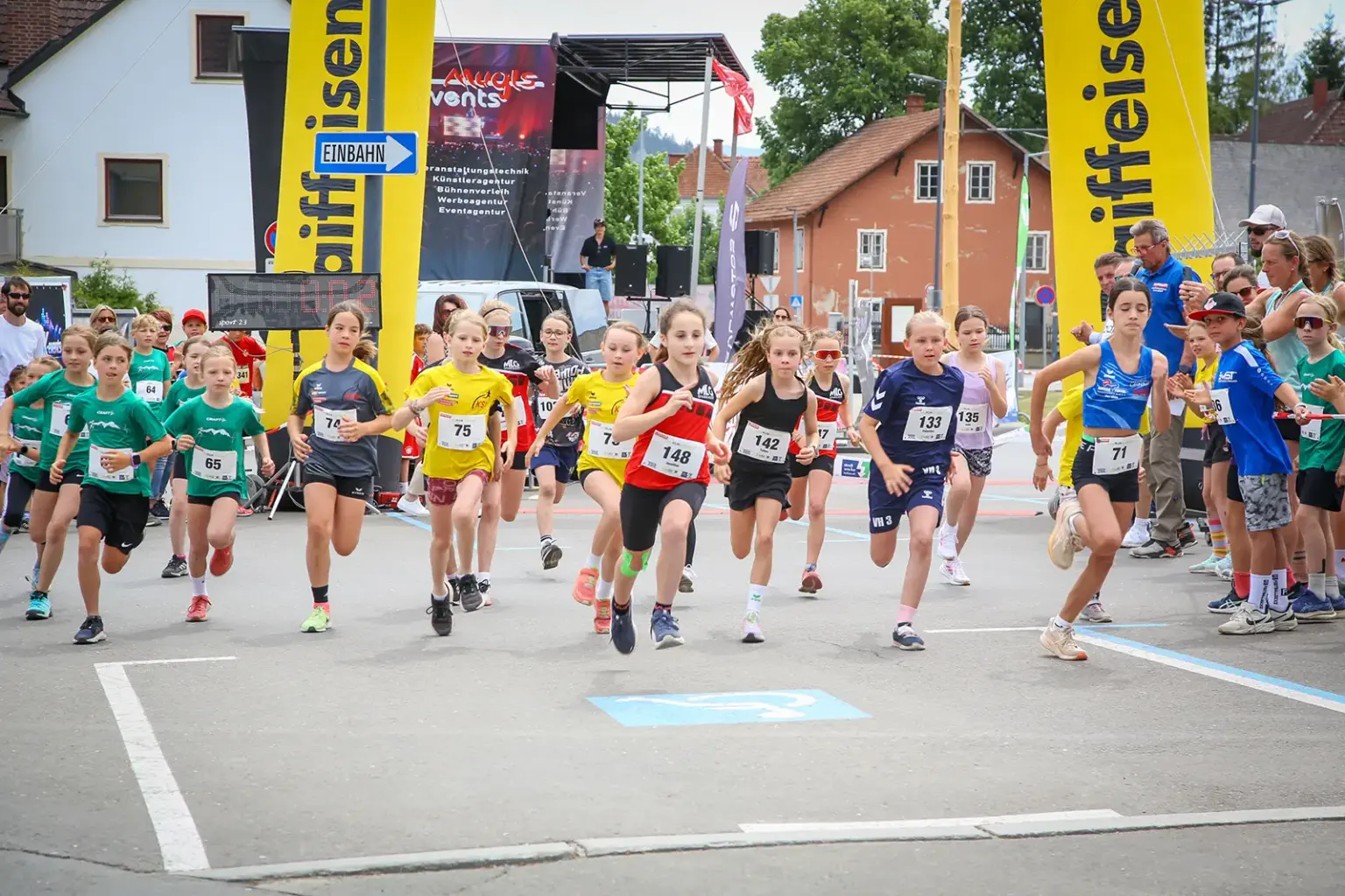 Vierte Auflage des Trofaiacher Cityruns Eine Gruppe von Kindern läuft.