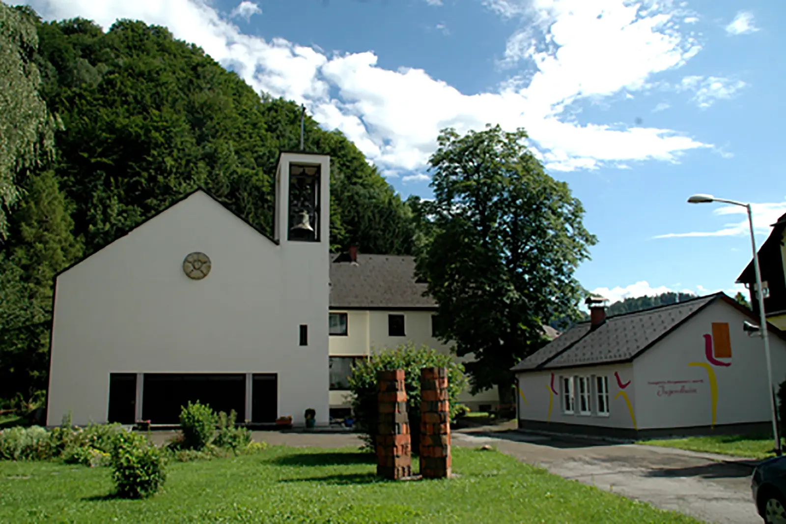 Eine Kirche mit Nebengebäuden
