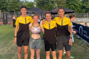 Leichtathletinnen und Leichtathleten der KSV Kapfenberg posieren nach einem Wettkampf gemeinsam auf dem Veranstaltungsgelände.