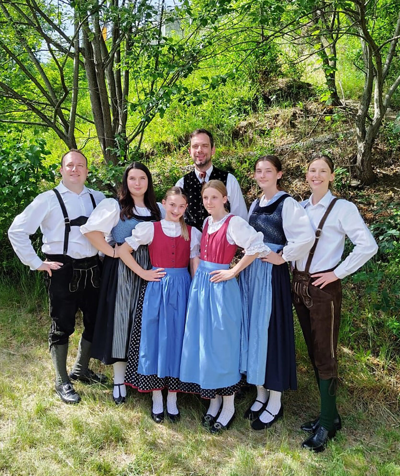 Kapfenberg: Prüfung erfolgreich absolviert Eine Gruppe von Jugendlichen und Erwachsenen in Tracht stehen unter einem Baum