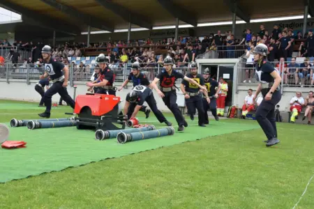 Feuerwehrler bei einem Wettbewerb.
