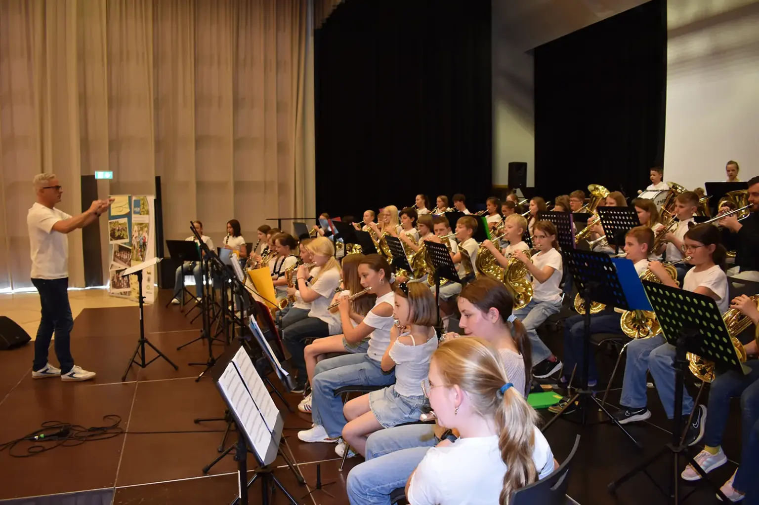 Abend mit Musik und Kulinarik in Krieglach Ein Orchester aus Jugendlichen spielt auf einer Bühne